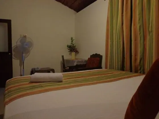 Deluxe Tek Büyük Yataklı Oda, Balkon, Bahçe Manzaralı