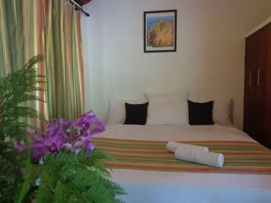 Deluxe Tek Büyük Yataklı Oda, Balkon, Bahçe Manzaralı