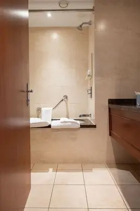 Büyük Yataklı Tek Kişilik Oda