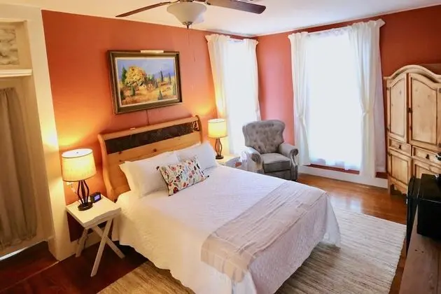 Bob Bunker Room - Queen Bed,1st Floor, ADA, No Pets