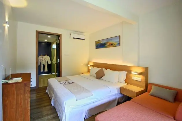 Deluxe Tek Büyük Yataklı Oda, 1 En Büyük (King) Boy Yatak, Balkon, Kısmi Deniz Manzaralı