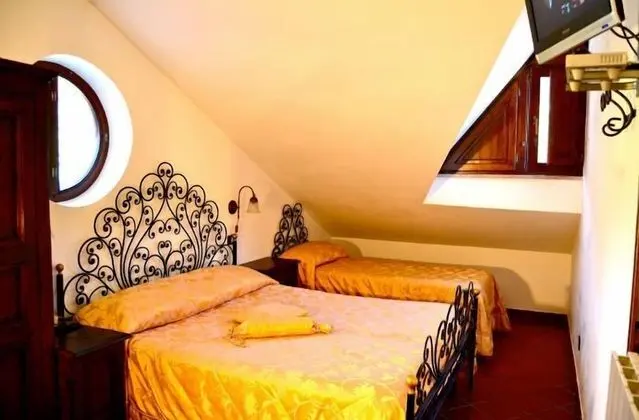 Üç Kişilik Oda, Asma Kat