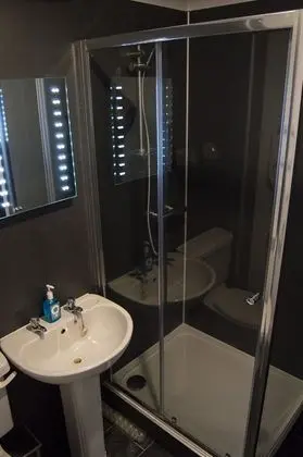 Tek Büyük Yataklı Oda (Shower only)