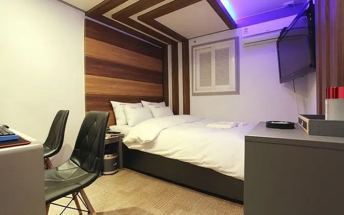 Oda (High-end couple PC room (Netflix avai)