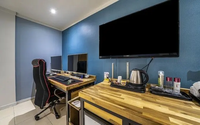 Oda (Couple PC Room (Netflix available wal)
