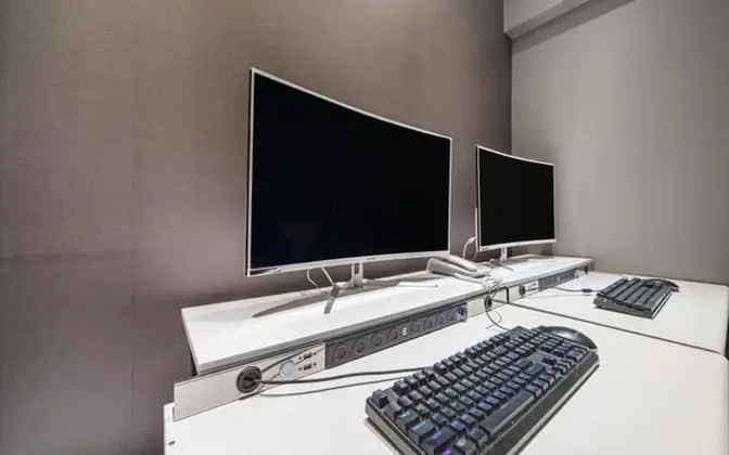 Oda (Room with 2 PC (200 Hz Gaming Monitor)