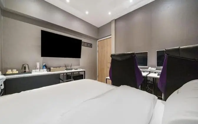 Oda (Room with 2 PC (200 Hz Gaming Monitor)