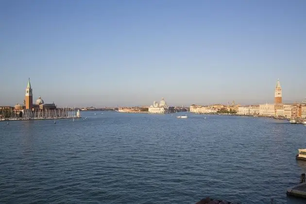 Süit, Teras, Lagün Manzaralı