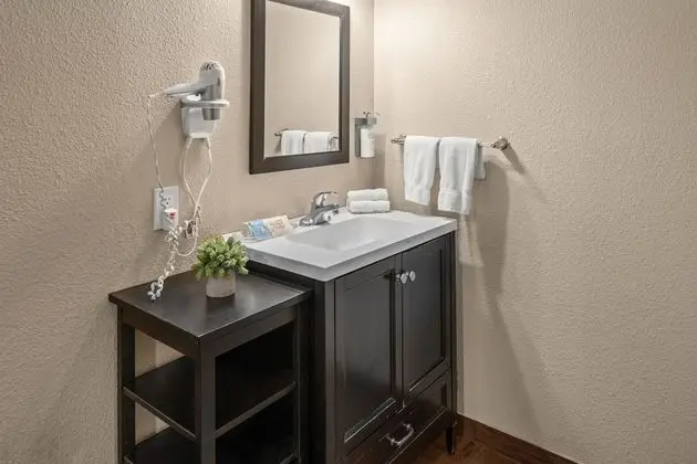 Room 605 - Queen Standard