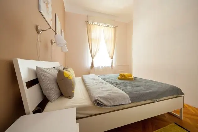 Apartment, 1 Bedroom, in the heart of the city, 1061 Budapest, Liszt Ferenc ter 5.