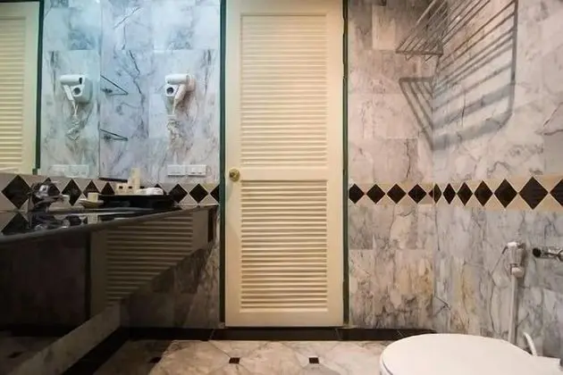 Deluxe Tek Büyük Yataklı Oda, Havuz Manzaralı