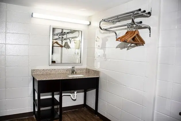 Standard Room, 1 King Bed, Non Smoking (ground floor)