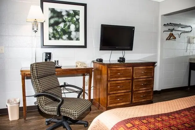 Standard Room, 1 King Bed, Smoking (ground floor)