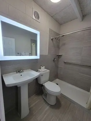 Tek Büyük Yataklı Oda, 2 Çift Kişilik Yatak