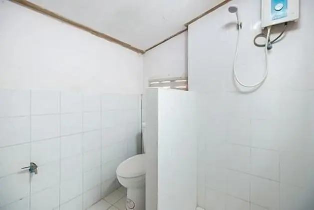 Budget Air Conditioned Room on Hill