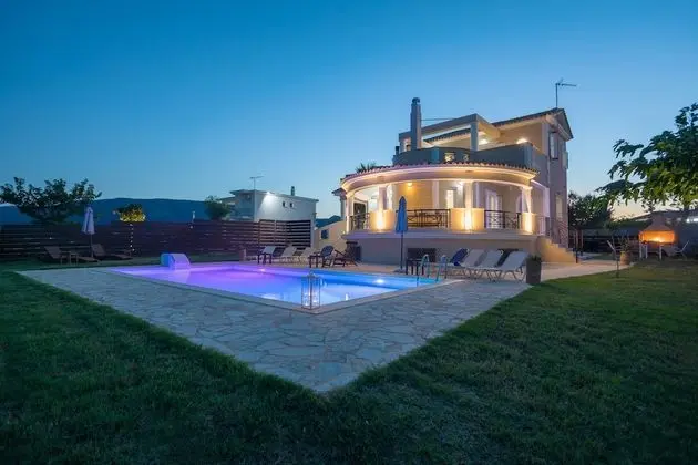 Villa, 4 Yatak Odası, Şömine