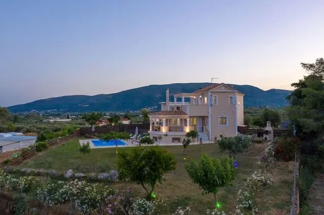 Villa, 4 Yatak Odası, Şömine