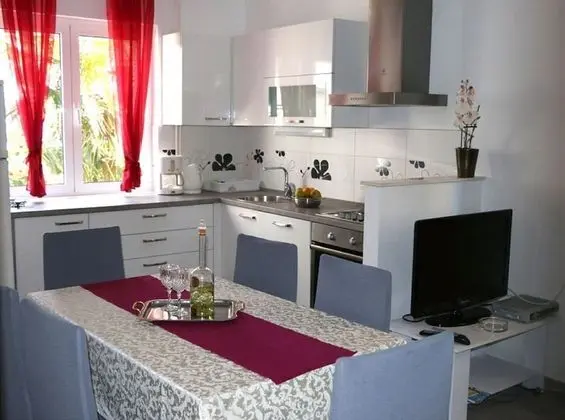 Apart Daire (Buffalo - 150m from the beach & parki)