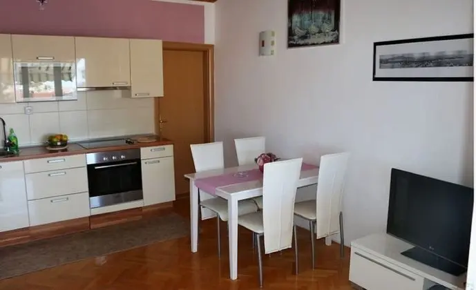 Apart Daire (Buffalo - 150m from the beach & parki)