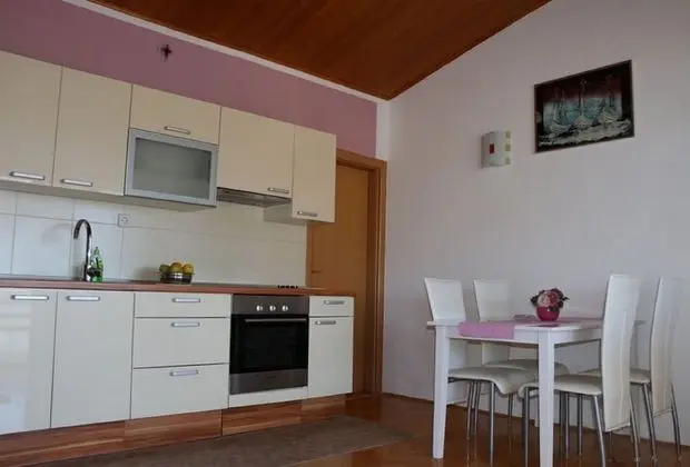 Apart Daire (Buffalo - 150m from the beach & parki)