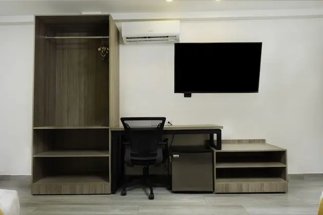 Deluxe Tek Büyük Yataklı Oda, 2 Çift Kişilik Yatak, Engellilere Uygun, Havuz Manzaralı