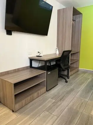 Deluxe Tek Büyük Yataklı Oda, 2 Çift Kişilik Yatak, Engellilere Uygun, Havuz Manzaralı