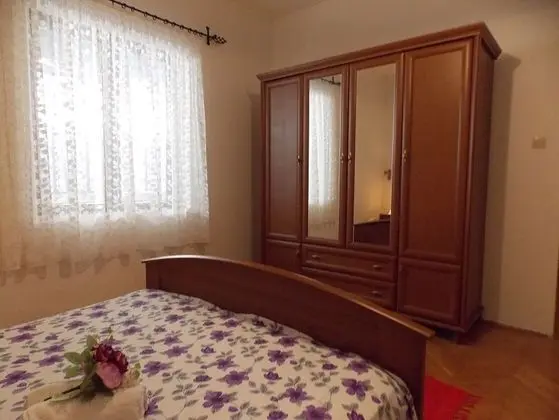 Ev (Bugi - free parking - H(8+2))