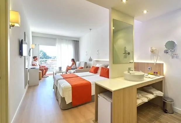 Tek Büyük veya İki Ayrı Yataklı Oda, Balkon