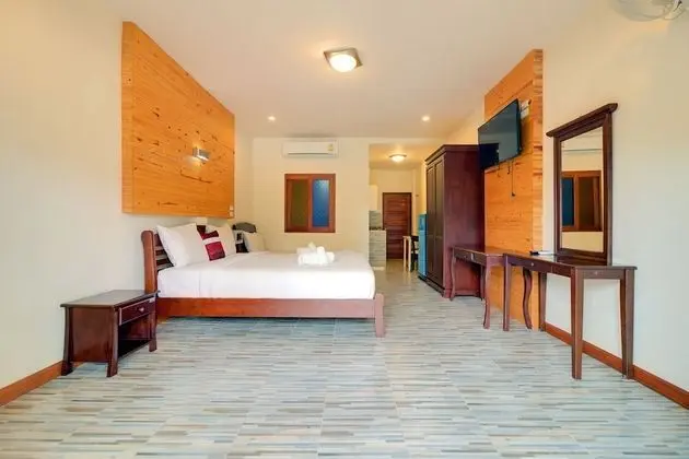 Family Room with Bathtub - Ground Floor