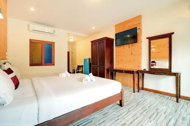 Family Room with Bathtub - Ground Floor