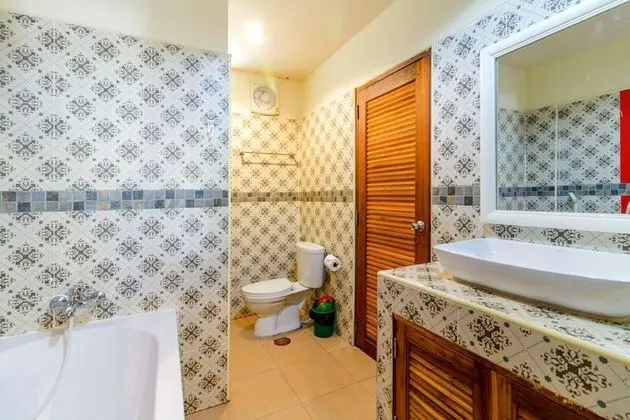 Family Room with Bathtub - Ground Floor