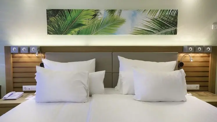 Tek Büyük Yataklı Oda, Kısmi Deniz Manzarası (3 Adults)