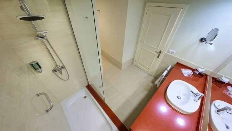 Tek Büyük Yataklı Oda, Kısmi Deniz Manzarası (3 Adults)