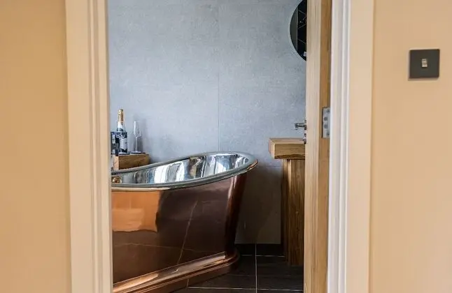 Tek Büyük Yataklı Oda, Banyolu/Duşlu ( Shower & Copper Bath )