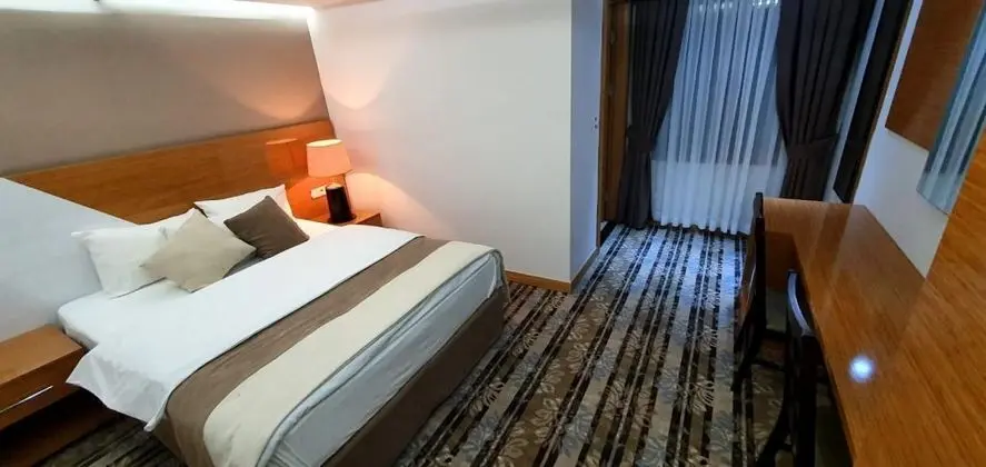 Çift Kişilik, Şehir Manzaralı
