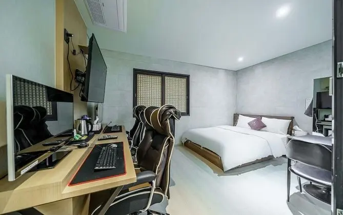 Oda (Semi-special room (2 PUBG PCs Netflix)