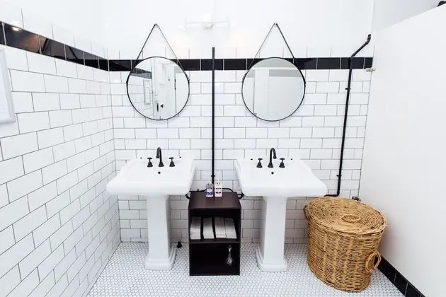 İki Ayrı Yataklı Oda, Ortak Banyo