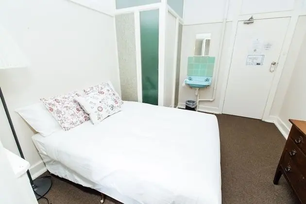 Üç Kişilik Oda, Ortak Banyo