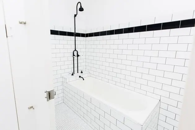Üç Kişilik Oda, Ortak Banyo