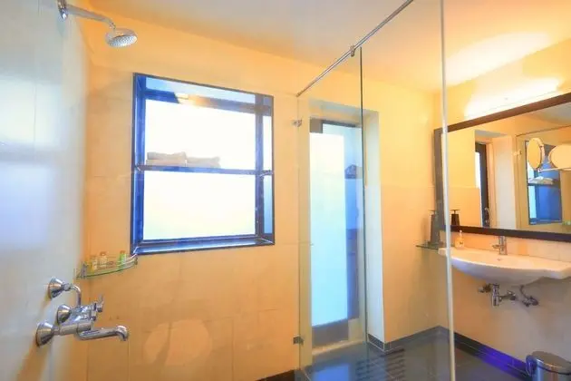 Deluxe Tek Büyük Yataklı Oda, Teras, Bahçe Manzaralı