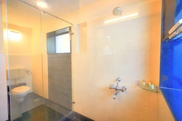 Deluxe Tek Büyük Yataklı Oda, Teras, Bahçe Manzaralı