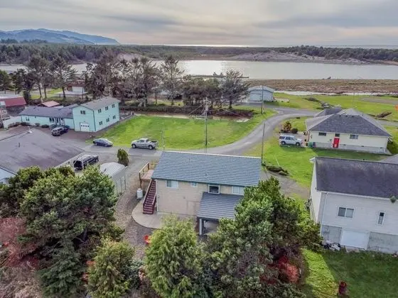 Ev, Birden Çok Yatak (Bungalow By The Bay)