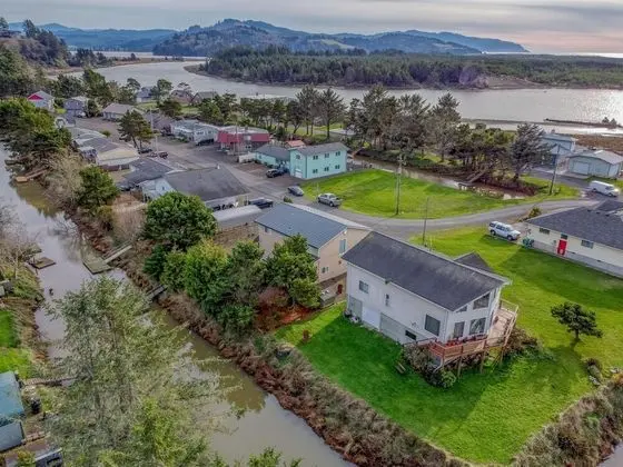 Ev, Birden Çok Yatak (Bungalow By The Bay)