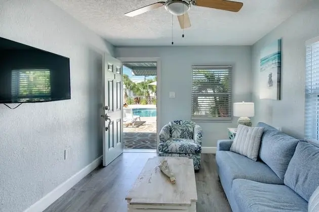 One-Bedroom Suite, Pool View (Unit 1)