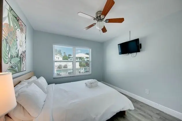 One-Bedroom Suite, Pool View (Unit 5)