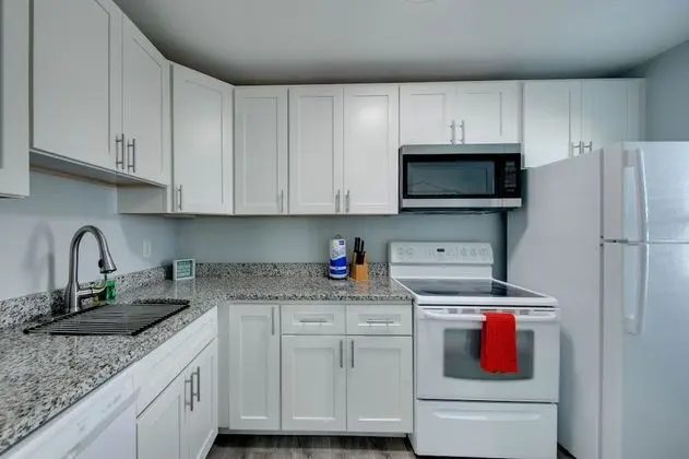 One-Bedroom Suite, Pool View (Unit 5)