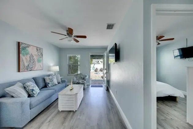 One-Bedroom Suite, Pool View (Unit 5)