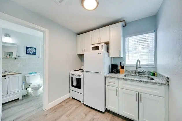 Queen Studio with Kitchenette (Unit 2)