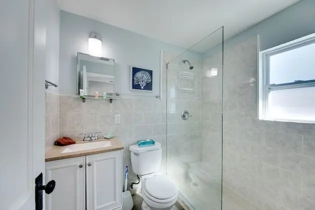 Queen Studio with Kitchenette (Unit 2)