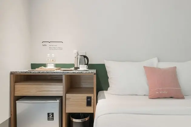 Classic Room , 1 Queen Bed With Shared Bathroom